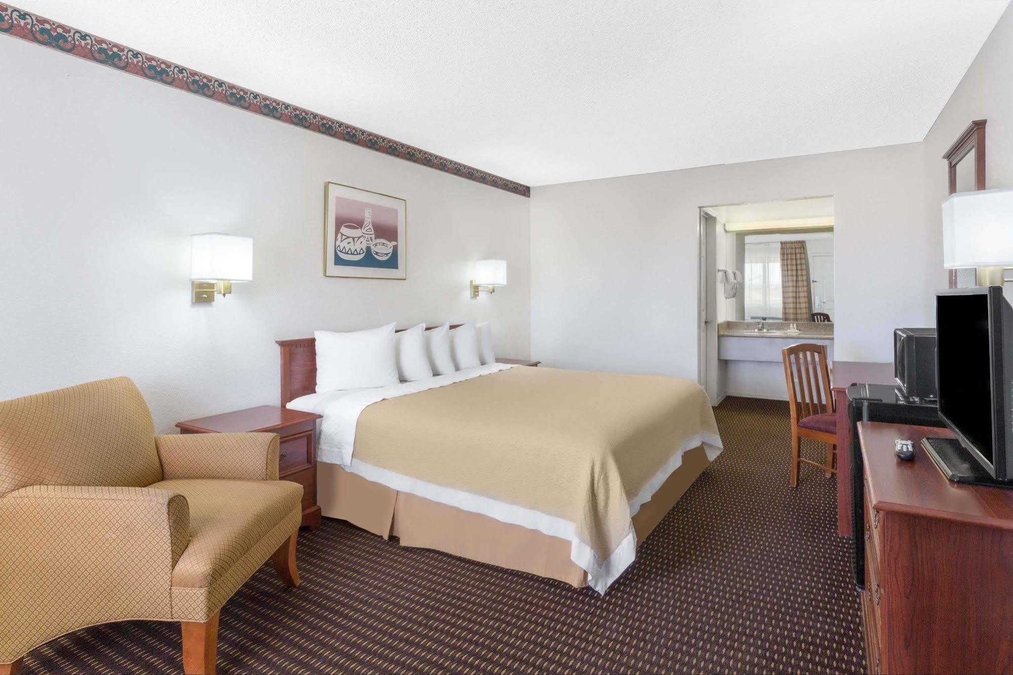 Days Inn By Wyndham Kingman West Exteriör bild